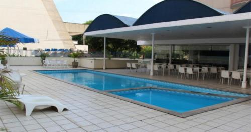 a swimming pool on the side of a building at Flat Apartamento ALTÍSSIMO NÍVEL Último Andar in Teresina