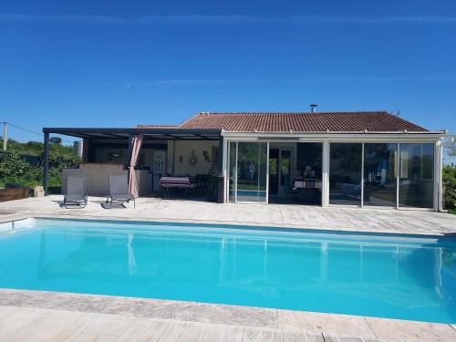 une piscine devant une maison dans l'établissement Nys, à Saint-Sauveur-de-Cruzières