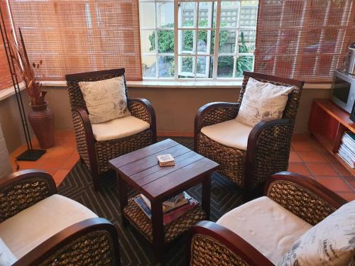 Ruang duduk di Wild Olive Guest House & Villa