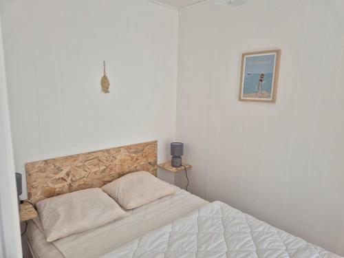 une chambre avec un lit et un tableau au mur dans l'établissement Magnolia, à Perros-Guirec