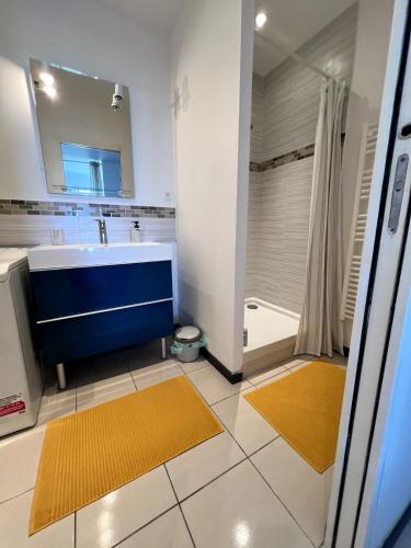 une salle de bain avec une baignoire, un lavabo et une douche dans l'établissement Bleu Horizon, à Hyères