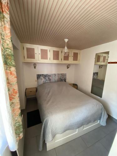 une petite chambre avec un lit dans une pièce dans l'établissement presqu'il de st Mandrier sur mer var location saisonnières, à Saint-Mandrier-sur-Mer
