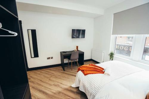 En eller flere senge i et værelse på No46 Stylish City Studio Apartment, By DerBnB