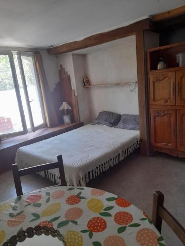 - une chambre avec 2 lits et 2 tables dans l'établissement 9kms de clisson studio dans petite ferme bio, à Maisdon-sur-Sèvre