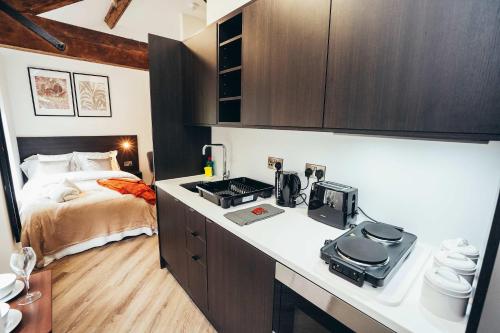 Η κουζίνα ή μικρή κουζίνα στο No46 Stylish City Studio Apartment, By DerBnB