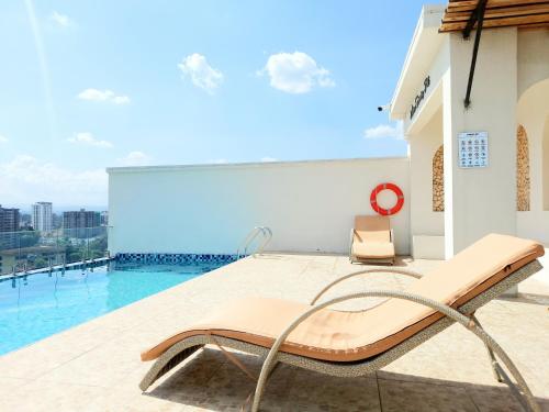 Bazén v ubytování Westlands Oasis, Luxury Pool, Gym & Gaming Fun nebo v jeho okolí
