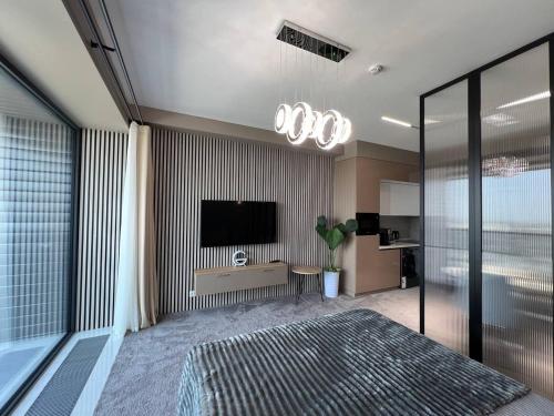 Μια τηλεόραση ή/και κέντρο ψυχαγωγίας στο Luxury flat with a view of a city! 19th floor