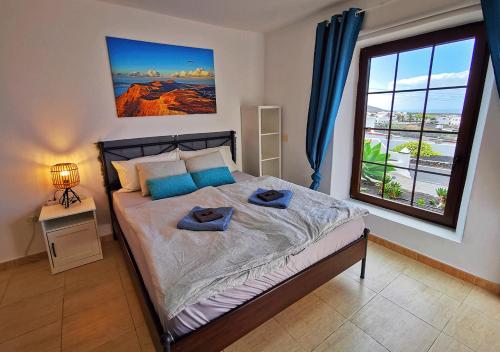 a bedroom with a bed with two towels on it at Apartamento Abajo, Casa la Costa in La Costa