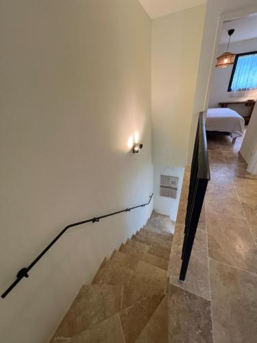 - un escalier dans une chambre dotée d'un mur blanc dans l'établissement Le Cinglé du Ventoux, à Malaucène