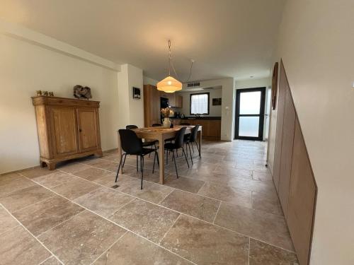 a kitchen and dining room with a table and chairs at Le Cinglé du Ventoux in Malaucène