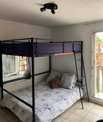 une chambre avec deux lits superposés dans une pièce dans l'établissement Raphael 20, à Toulon