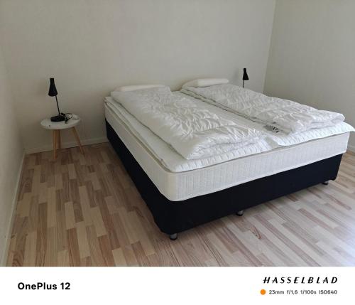 1 cama en un dormitorio con suelo de madera en Zoo house near Billund Legoland, en Grindsted