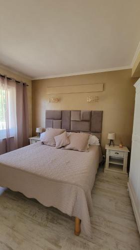- une chambre avec un grand lit, 2 tables et 2 lampes dans l'établissement Villa Daja Menton, à Menton