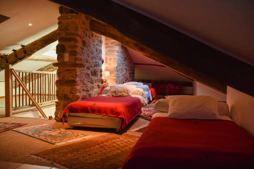 - une chambre mansardée avec 3 lits dans l'établissement Gîte de Peyrefitte, à Lescure