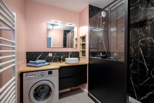 La salle de bains est pourvue d'un lave-linge et d'un sèche-linge. dans l'établissement L antre ensoleillee du Minotaure, Parking, à Toulouse