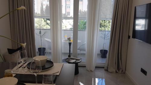 S&S Luxury Apartment with balcony, 10 Minutes walk to Old Town, free parking