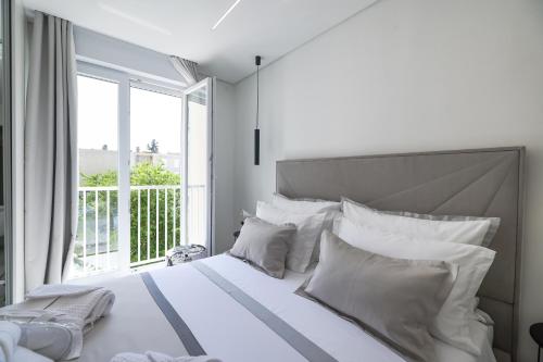 S&S Luxury Apartment with balcony, 10 Minutes walk to Old Town, free parking