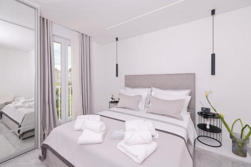 S&S Luxury Apartment with balcony, 10 Minutes walk to Old Town, free parking