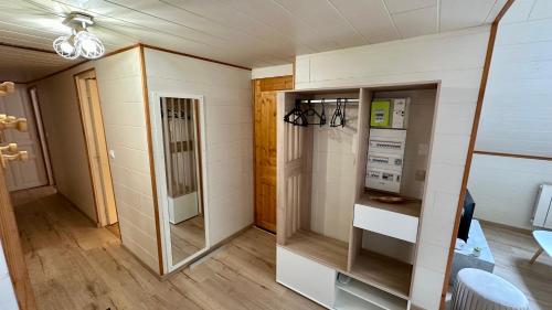 Cette chambre comprend une cuisine équipée d'une cuisinière et d'un réfrigérateur. dans l'établissement Le Mb 9 Le Mont Dore 8 pers, à Le Mont-Dore