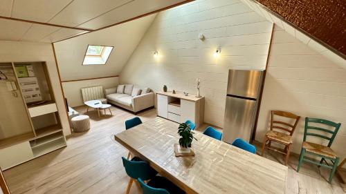 une cuisine et un salon avec une table et des chaises dans l'établissement Le Mb 9 Le Mont Dore 8 pers, à Le Mont-Dore