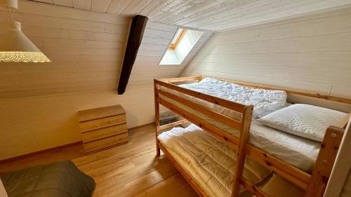 - une chambre avec des lits superposés dans une cabine dans l'établissement Le Mb 9 Le Mont Dore 8 pers, à Le Mont-Dore