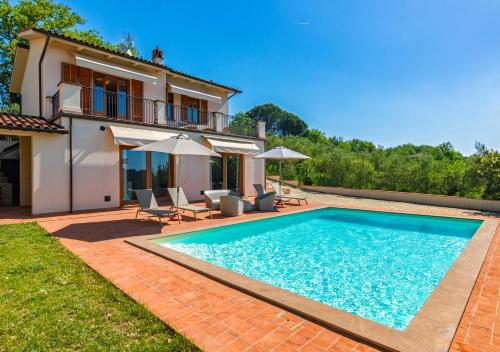 Bazén v ubytování Villa con Piscina immersa nel Verde - Montecarlo - Horizonte Selections nebo v jeho okolí