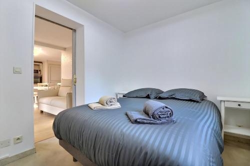 une chambre avec un lit avec des serviettes dessus dans l'établissement Superbe 3 ch avec ascenseur parking hyper centre Trouville, à Trouville-sur-Mer