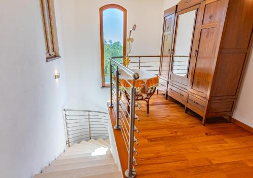 Postel nebo postele na pokoji v ubytování Villa con Piscina immersa nel Verde - Montecarlo - Horizonte Selections