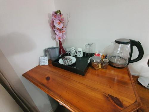 Kemudahan buat kopi dan teh di Wild Olive Guest House & Villa