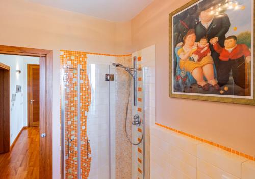 Koupelna v ubytování Villa con Piscina immersa nel Verde - Montecarlo - Horizonte Selections