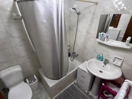 Et badeværelse på Red Sea Breeze, Modern 1BR in Hadaba, Sharm El-Sheikh