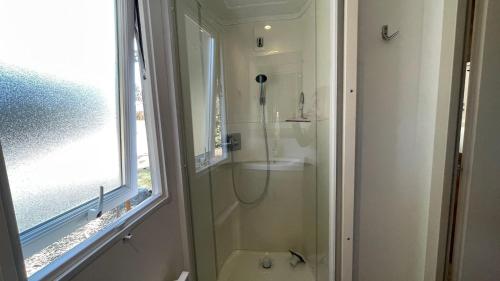 une salle de bain avec douche et lavabo dans l'établissement Pleasant 3bed Mobilhome Siblu Bonne Anse La Palmyre, aux Mathes