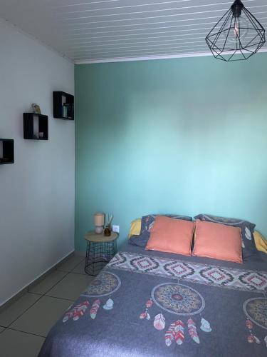 Postel nebo postele na pokoji v ubytování Escapade dans l'Est , chambre confort avec piscine