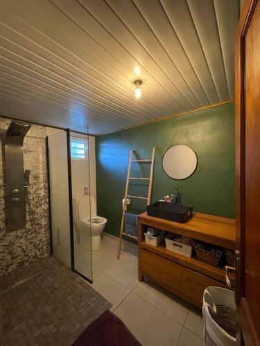 Koupelna v ubytování Escapade dans l'Est , chambre confort avec piscine