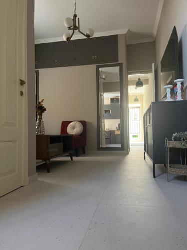 TV a/nebo společenská místnost v ubytování Piccadilly Apartment Patras