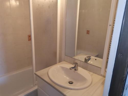 une salle de bain avec un lavabo, un miroir et une baignoire dans l'établissement Appartement T2 Marina, à La Tour-de-Salvagny