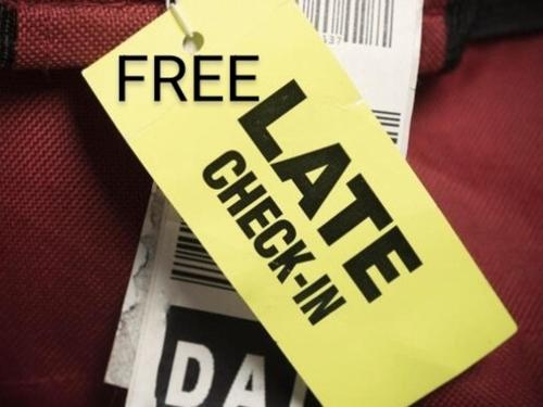 a yellow tag with the words free cashiday on it at Casa Baglioni in Naples