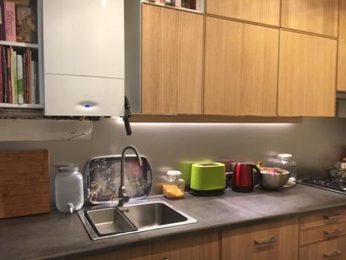 - un comptoir de cuisine avec évier dans l'établissement Typical Parisian apartment 70sqm Downtown, à La Celle-sous-Gouzon