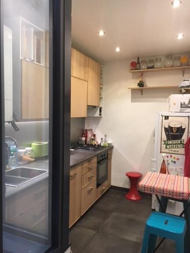 une petite cuisine avec un évier et une cuisinière dans l'établissement Typical Parisian apartment 70sqm Downtown, à La Celle-sous-Gouzon