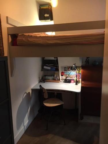 Cette chambre comprend un bureau et des lits superposés. dans l'établissement Typical Parisian apartment 70sqm Downtown, à La Celle-sous-Gouzon