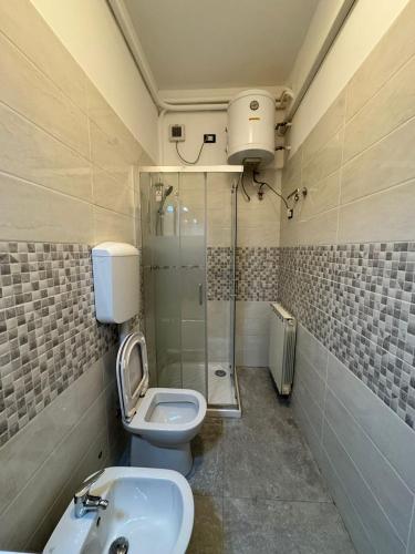 a bathroom with a toilet and a sink and a shower at United Apartment in Mestre