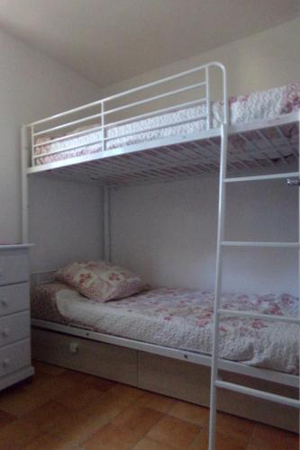 une chambre avec deux lits superposés dans une pièce dans l'établissement Résidence Pinede Mer Soleil, à Saint-Raphaël