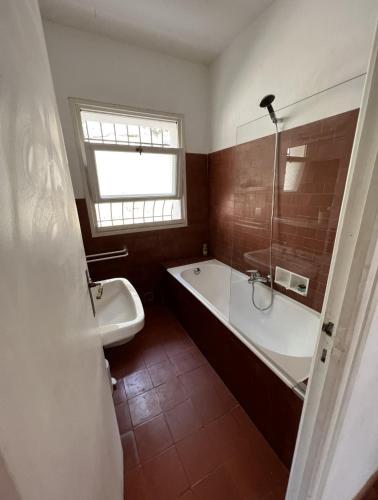 une salle de bain avec une baignoire, une douche et un lavabo dans l'établissement Beautiful house, sea view, access to beach path 7mn, à Roquebrune-sur Argens