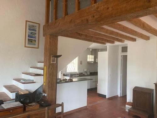 une chambre avec une cuisine et un escalier dans une maison dans l'établissement Beautiful house, sea view, access to beach path 7mn, à Roquebrune-sur Argens