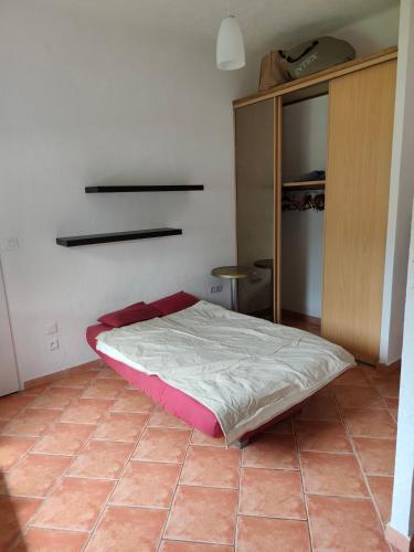 a bedroom with a bed in a room at Le coin de france in LʼAiguillon
