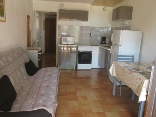 - une petite cuisine avec une table et un comptoir dans l'établissement Résidence Pinede Mer Soleil, à Saint-Raphaël