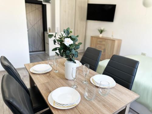 Μια τηλεόραση ή/και κέντρο ψυχαγωγίας στο Luxury apartment in the super center of Burgas