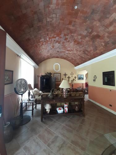 a living room with a brick ceiling at Hacienda Santa Fe in Palín