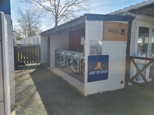 a house with a washer and dryer in it at Mobile home in Talmont