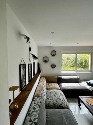 un salon avec un canapé et une table dans l'établissement Havre de paix avec jacuzzi et jardin à pied du centre-ville, à Vence